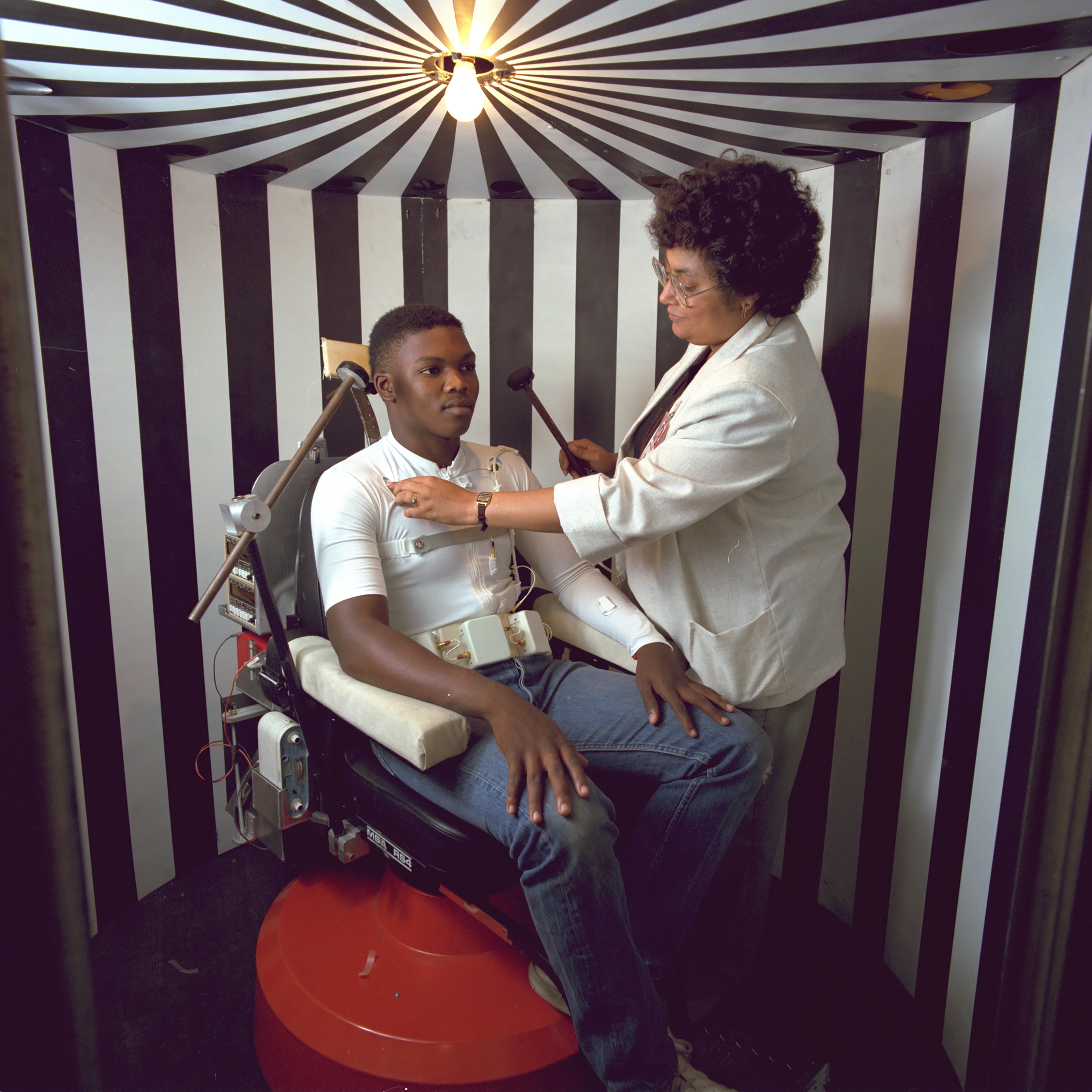 Dalla serie Test Subjects, © Matthieu Nicol Il dottor Pat Cowings nel laboratorio Motion Sickness della Human Environmental Test Facility S.13 con il soggetto del test Leah Schafer, luglio 1987. Fotografo: Wade Sisler NASA Image and Video Library